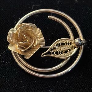Vintage 1950s Sarah Coventry Rose Circular Brooch